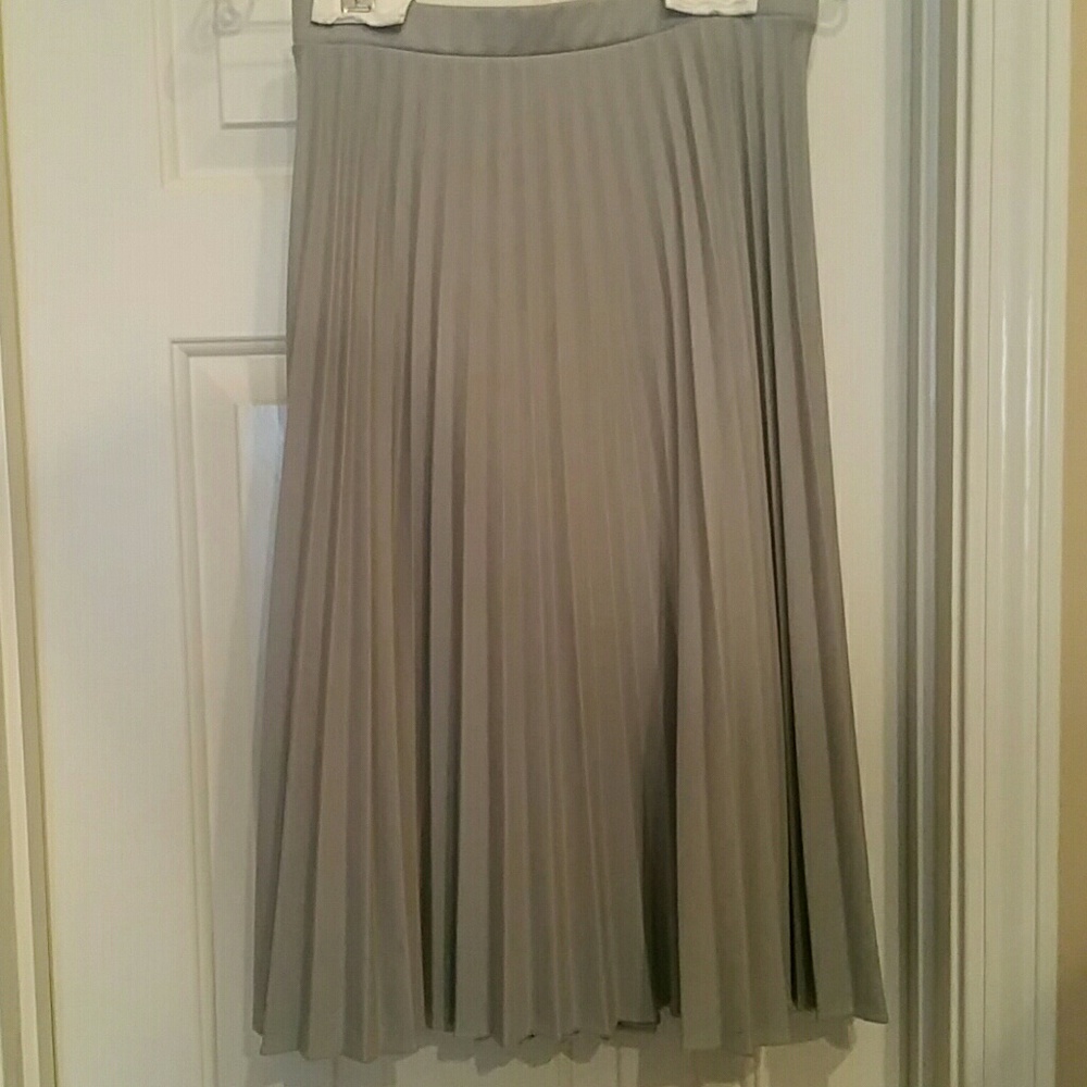 Gray pleated 3/4 length skirt.
